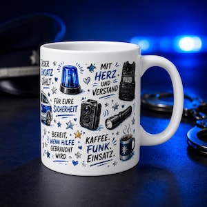 Könnte beinhalten: Ein weißer Keramikbecher mit blauen und schwarzen Illustrationen von Polizeiausrüstung wie Blaulicht, Bodycam, Taschenlampe, Schutzweste und Streifenwagen. Der Text lautet: JEDER EINSATZ ZÄHLT, FÜR EURE SICHERHEIT, MIT HERZ UND VERSTAND, BEREIT, WENN HILFE GEBRAUCHT WIRD, KAFFEE. FUNK. EINSATZ.