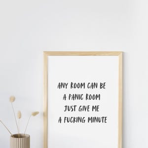 Könnte beinhalten: Ein gerahmter Druck mit weißem Hintergrund und schwarzem Text, der "Any room can be a panic room just give me a fucking minute" lautet.