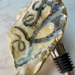 Oyster Shell Wine Stopper, Coastal Beach Decor, Nautical Barware Gift,  Wine Accessory, Unique Gift for Wine Lovers, Handmade Boho Decor
