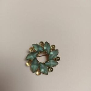 Timeless Charm Vintage Frosted Glass Flower Shaped Brooch