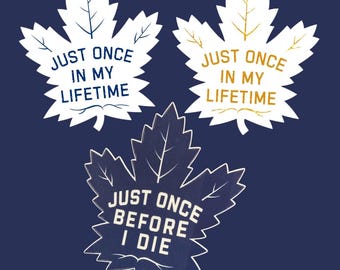 Könnte beinhalten: Drei Ahornblatt-Designs mit dem Text "Just once in my lifetime" und "Just once before I die" in weißen Buchstaben auf blauem Hintergrund.