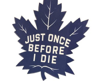 Könnte beinhalten: Ein blaues Ahornblatt mit dem Text "JUST ONCE BEFORE I DIE" in Weiß.
