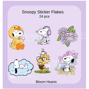 Peut inclure: Feuille d'autocollants Snoopy avec 24 pièces. Les autocollants présentent Snoopy dans diverses poses, notamment portant un costume de canard, écoutant de la musique et buvant une boisson. Les autocollants sont sur un fond violet clair avec le logo Bloom Hearts.
