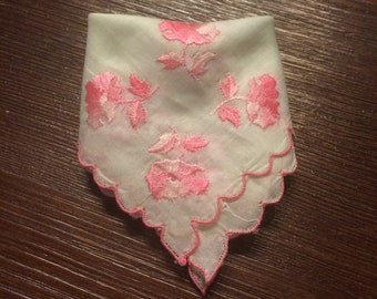 Geblümtes Taschentuch mit rosa Blumen und gewelltem Rand