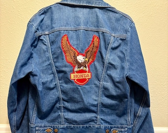 Chaqueta vaquera azul Wrangler con parche de águila de Honda bordado