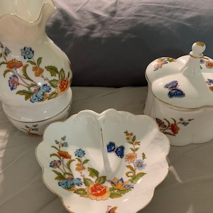 Set von drei Vintage Blumen und Schmetterling China Eitelkeit Schmuckschale, Glas und Kerzenhalter