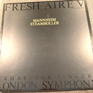 Op de afbeelding: Zwarte vinyl platenhoes met gouden letters. De titel is "Fresh Air" en de artiest is "Mannheim Steamroller". Het album bevat de Cambridge Singer en het London Symphony.