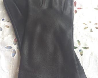 Pode incluir: Um par de luvas de cetim preto.