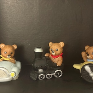 Puede incluir: Un juego de tres tazas de cerámica con un acabado moteado y mate. Cada taza presenta un color diferente: azul claro, crema y gris. Las tazas tienen un diseño simple y moderno.
