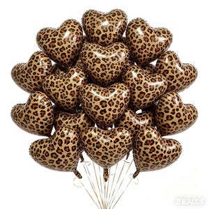 Könnte beinhalten: Ein großes Bündel herzförmiger Folienballons, die jeweils mit einem beigefarbenen und braunen Leopardenmuster bedruckt sind. Die Ballons sind zu einem dichten, runden Strauß angeordnet, wobei von der Basis jedes Ballons dünne Bänder herabhängen.