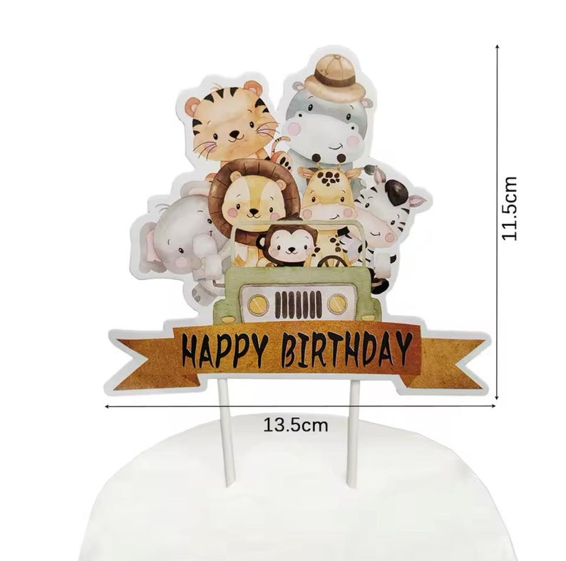 Puede incluir: Un adorno para tarta colorido con animales de safari de dibujos animados, incluyendo un tigre, un le&oacute;n, un hipop&oacute;tamo y una cebra, en un jeep verde. La pancarta dice "HAPPY BIRTHDAY". El adorno mide 13,5 cm de ancho y 11,5 cm de alto.