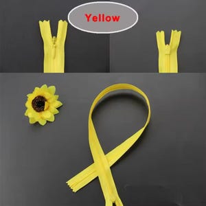 Puede incluir: Una colecci&oacute;n de cremalleras amarillas en varias etapas de cierre, junto con un girasol amarillo. La palabra "Yellow" se muestra en un &oacute;valo blanco con fuente roja. Los art&iacute;culos est&aacute;n dispuestos sobre un fondo gris oscuro.