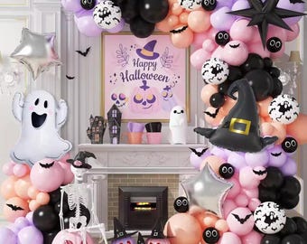 Peut inclure: Décoration festive d'Halloween avec une arche de ballons noirs, roses et violets. Comprend des ballons en forme de fantôme et d'étoile, un squelette et des décorations de citrouilles. Une affiche avec "Happy Halloween" en arrière-plan.