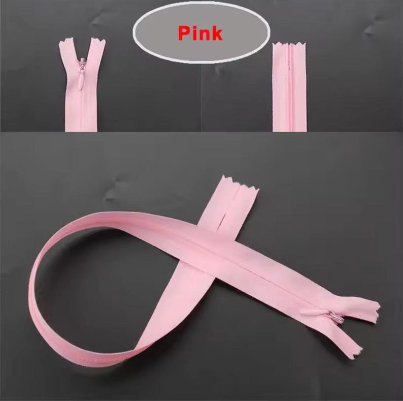 Puede incluir: Se muestran tres vistas de una cremallera rosa claro. Una muestra la cremallera cerrada, otra abierta y la tercera en bucle. La palabra "Pink" est&aacute; en un &oacute;valo gris en la parte superior. El fondo es gris oscuro.