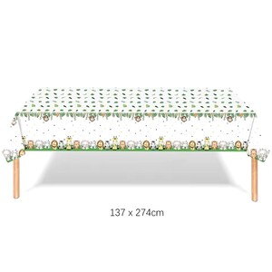 Puede incluir: Mantel rectangular blanco con tem&aacute;tica de animales de la jungla. El mantel presenta un patr&oacute;n repetido de hojas verdes y un borde de animales de dibujos animados. Las dimensiones son 137 x 274 cm.