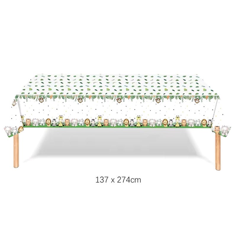 Puede incluir: Mantel rectangular blanco con tem&aacute;tica de animales de la jungla. El mantel presenta un patr&oacute;n repetido de hojas verdes y un borde de animales de dibujos animados. Las dimensiones son 137 x 274 cm.