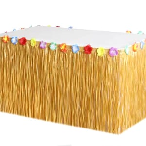 Peut inclure: Une jupe de table dorée avec une rangée de fleurs en plastique colorées autour du bord supérieur. La jupe est faite de longues et fines mèches de matière qui ressemblent à de l'herbe.