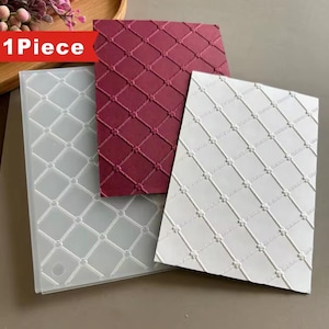 Puede incluir: Tres hojas de papel texturizado en blanco, burdeos y translúcido, cada una con un patrón de diamantes. La esquina superior izquierda de la imagen tiene el texto "1 Piece" en un cuadro rojo. Las hojas están dispuestas para mostrar sus diseños en relieve.