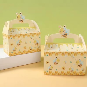 Può includere: Due scatole regalo gialle e bianche con motivi a forma di ape e a nido d'ape. Ogni scatola ha un manico e una decorazione a forma di ape 3D sulla parte superiore. Le scatole sono decorate con api e favi dei cartoni animati.