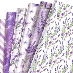 Pode incluir: Um conjunto de seis folhas de papel de embrulho com vários designs com tema de lavanda, incluindo listras diagonais roxas, ramos de lavanda, borboletas e texto em estilo vintage sobre um fundo branco e roxo claro.