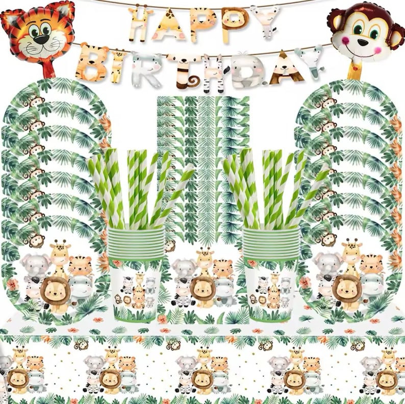 Puede incluir: Un juego de fiesta de cumplea&ntilde;os con tem&aacute;tica de jungla con platos, vasos, pajitas y un mantel. El juego incluye una pancarta que dice "Happy Birthday" y globos con forma de animales. Los platos y vasos presentan ilustraciones de leones, elefantes y jirafas.