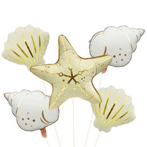 Può includere: Un set di cinque palloncini in alluminio a forma di creature marine, tra cui una stella marina centrale color crema con dettagli a linee dorate, due conchiglie bianche con accenti dorati e due conchiglie a ventaglio color crema con strisce.
