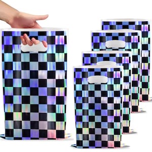 Puede incluir: Un conjunto de cinco bolsas de regalo iridiscentes con un patrón de cuadros blancos y negros. Cada bolsa tiene un asa blanca y una base rectangular. Las bolsas reflejan colores como el azul, el morado y el rosa.