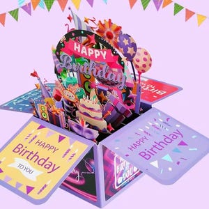 Può includere: Una scatola per biglietti d'auguri pop-up di compleanno con una colorata esposizione 3D di una torta, palloncini e decorazioni per feste. I pannelli della scatola sono decorati con accenti viola, gialli e rosa e riportano il testo Happy Birthday to you.
