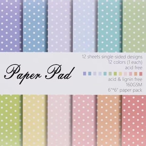 Könnte beinhalten: Ein Papierblock mit 12 einseitigen Designs in 12 Farben, jeweils mit einem Polka-Dot-Muster. Das Papier ist säure- und ligninfrei, 160 g/m², und misst 15,24 cm x 15,24 cm. Die Worte "Paper Pad" sind abgebildet.