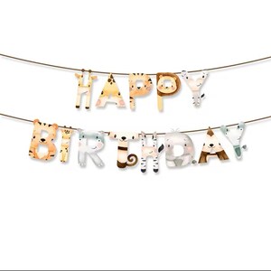 Puede incluir: Una pancarta decorativa que deletrea "HAPPY BIRTHDAY" con letras con tem&aacute;tica de animales. Las letras est&aacute;n dise&ntilde;adas para parecerse a una jirafa, un le&oacute;n, un tigre, una cebra y otros animales. La pancarta est&aacute; ensartada en una cuerda marr&oacute;n sobre un fondo blanco.