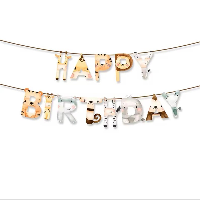 Puede incluir: Una pancarta decorativa que deletrea "HAPPY BIRTHDAY" con letras con tem&aacute;tica de animales. Las letras est&aacute;n dise&ntilde;adas para parecerse a una jirafa, un le&oacute;n, un tigre, una cebra y otros animales. La pancarta est&aacute; ensartada en una cuerda marr&oacute;n sobre un fondo blanco.