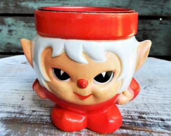 Zabytkowa świąteczna popielniczka Elf Mean Elf Elfy Dekoracja z połowy wieku Taca aluminiowa Popielniczka celuloidowa Tobacciana Lata 40. Lata 50. Retro Kicz