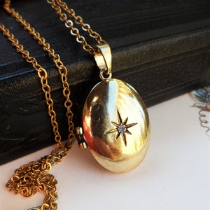 Vintage Style Locket Necklace Oval Locket Star Design Crystal Rhinestone Magnetic Photo Locket with Long Chain Antique Gold Sunburst Design