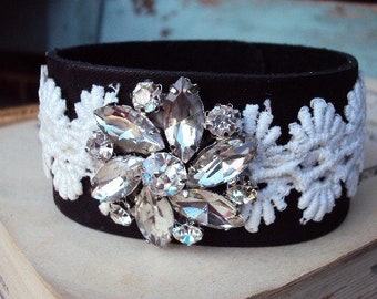 Bracciale in pelle e pizzo con medaglione in vetro e strass, pelle nera