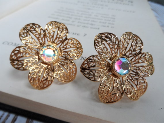 brooch and clip on earrings gold tone metsl broshed metal jewerly set Mod vintage 60s accented with a white pearls.Made by Pastelli.