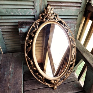 Miroir fleuri vintage, miroir focal Hollywood Regency, grand cadre, campagne française, suspension murale dorée antique, tenture murale Mid-Century