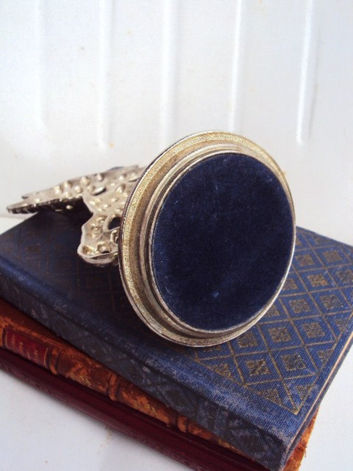 Vintage Jewelry Display Silver Plate Earring Holder And Tray Etsy vintage-jewelry-display-silver-plate-earring-holder-and-tray-etsy