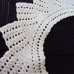 Vintage 1950s Crocheted Lace Collar Antique off White Embellishment image 3