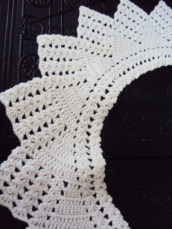 Vintage 1950s Crocheted Lace Collar Antique off W… - image 3