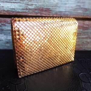 Cartera vintage de malla dorada de Whiting and Davis, cartera de malla metálica, ropa formal de noche de mediados de siglo, cartera de diseñador, década de 1970 y 1980, tarjetero