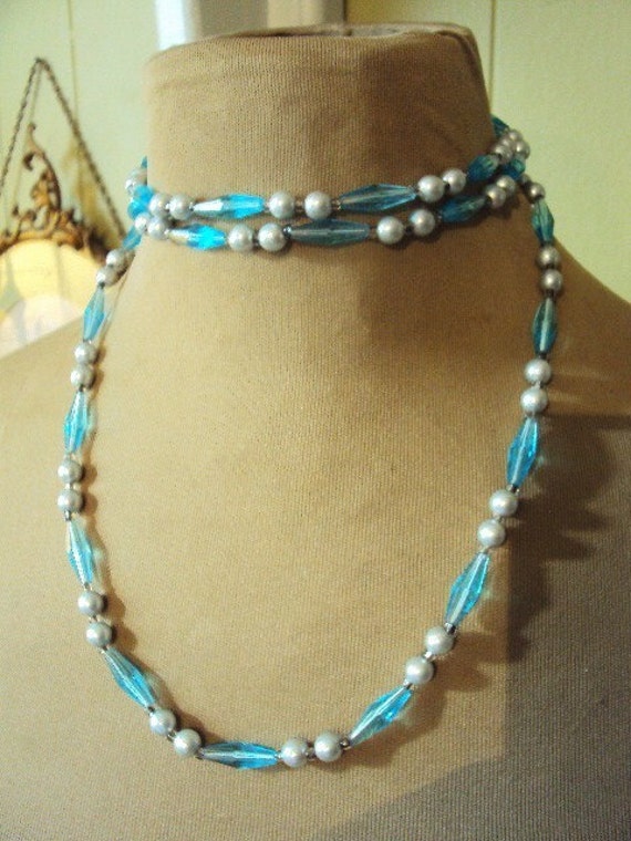 Vintage long Necklace Beaded Chain Lucite beads p… - image 3