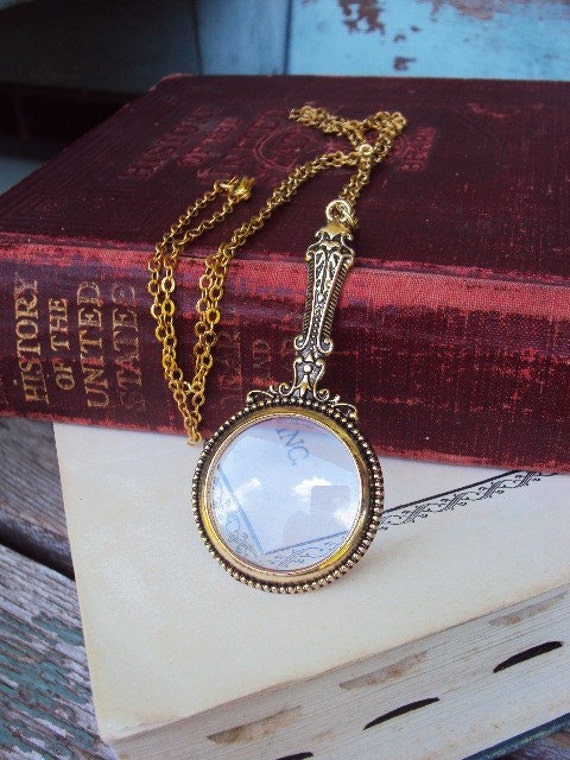 Vintage Style Magnifying Glass Pendant Necklace Victorian Style Ornate  Metal Reading Magnifier Long Chain Antique Gold Necklace 