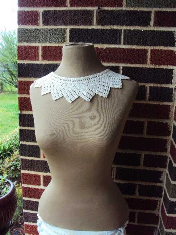 Vintage 1950s Crocheted Lace Collar Antique off W… - image 1