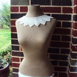 Vintage 1950s Crocheted Lace Collar Antique off White Embellishment image 4