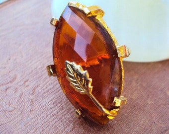 Vintage Cocktail Ring Szklany kamień cięty osadzony w złoconym medalionie liściowym Pierścień typu „Hollywood Regency” Złoty samorodek fasetowanego szkła