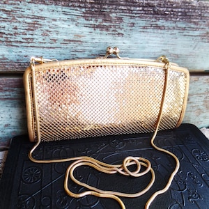 Cartera vintage de malla dorada de Whiting and Davis, cartera de malla metálica, monedero con cierre de beso, para noche, bandolera con correa de cadena tipo serpiente, años 80