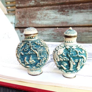 Vintage Aziatische gesneden witte en turquoise parfumfles met dauber, antieke Aziatische snuiffles, oosters landschap, Aziatische tuin, koperen ring