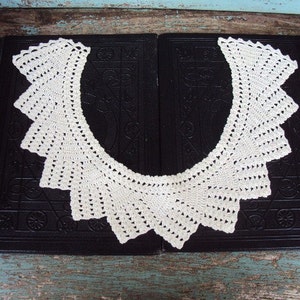 Vintage 1950s Crocheted Lace Collar Antique off White Embellishment image 2