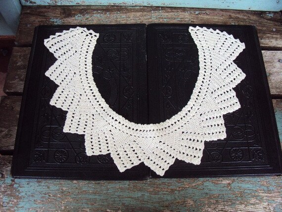 Vintage 1950s Crocheted Lace Collar Antique off W… - image 2
