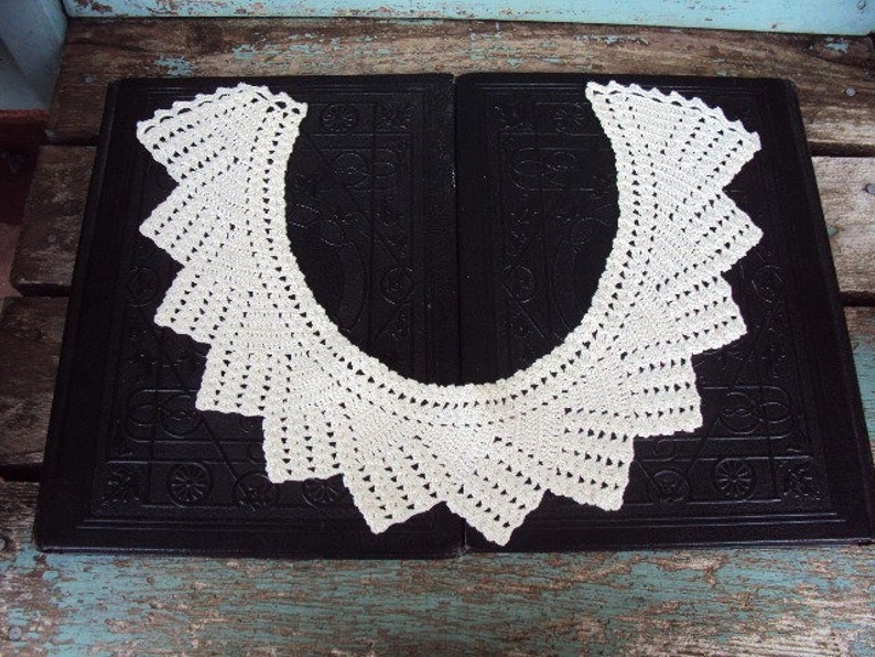 Vintage 1950s Crocheted Lace Collar Antique off White Embellishment image 2